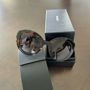 Prada sunglasses SPR01Y